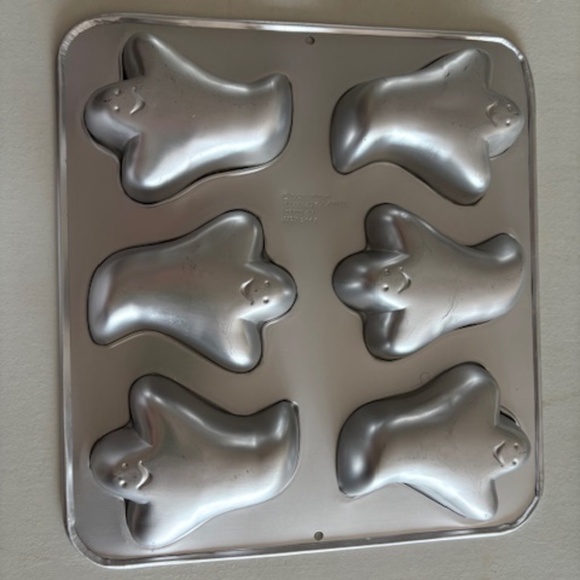 Wilton Ghosts Pan - Picture 2 of 3